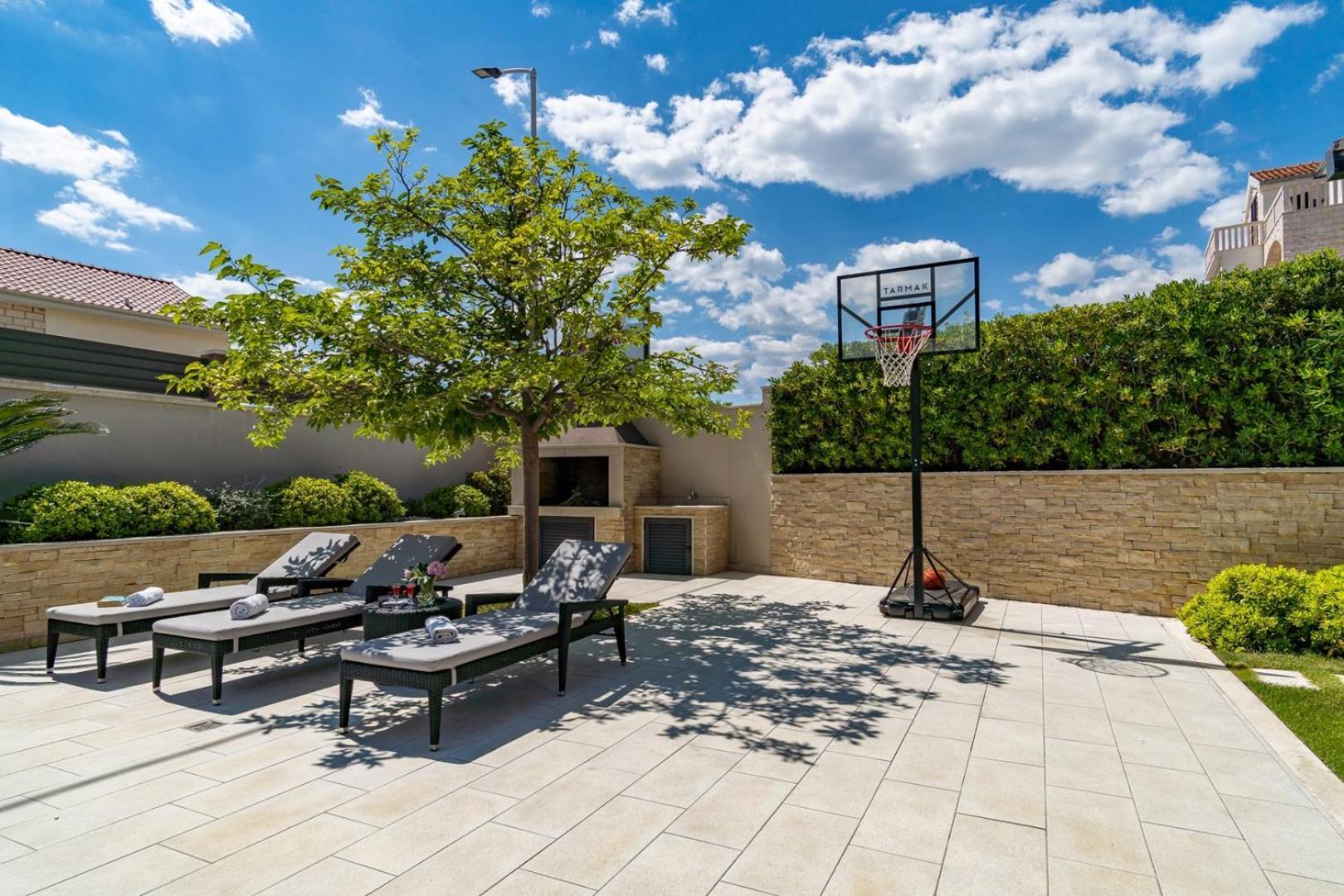 Luxury Villa Lucas With Heated Pool, Whirlpool, Sauna, 14 Pax Podstrana Buitenkant foto