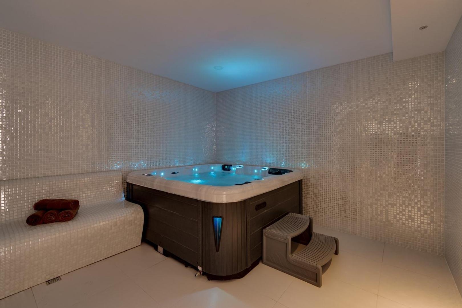 Luxury Villa Lucas With Heated Pool, Whirlpool, Sauna, 14 Pax Podstrana Buitenkant foto