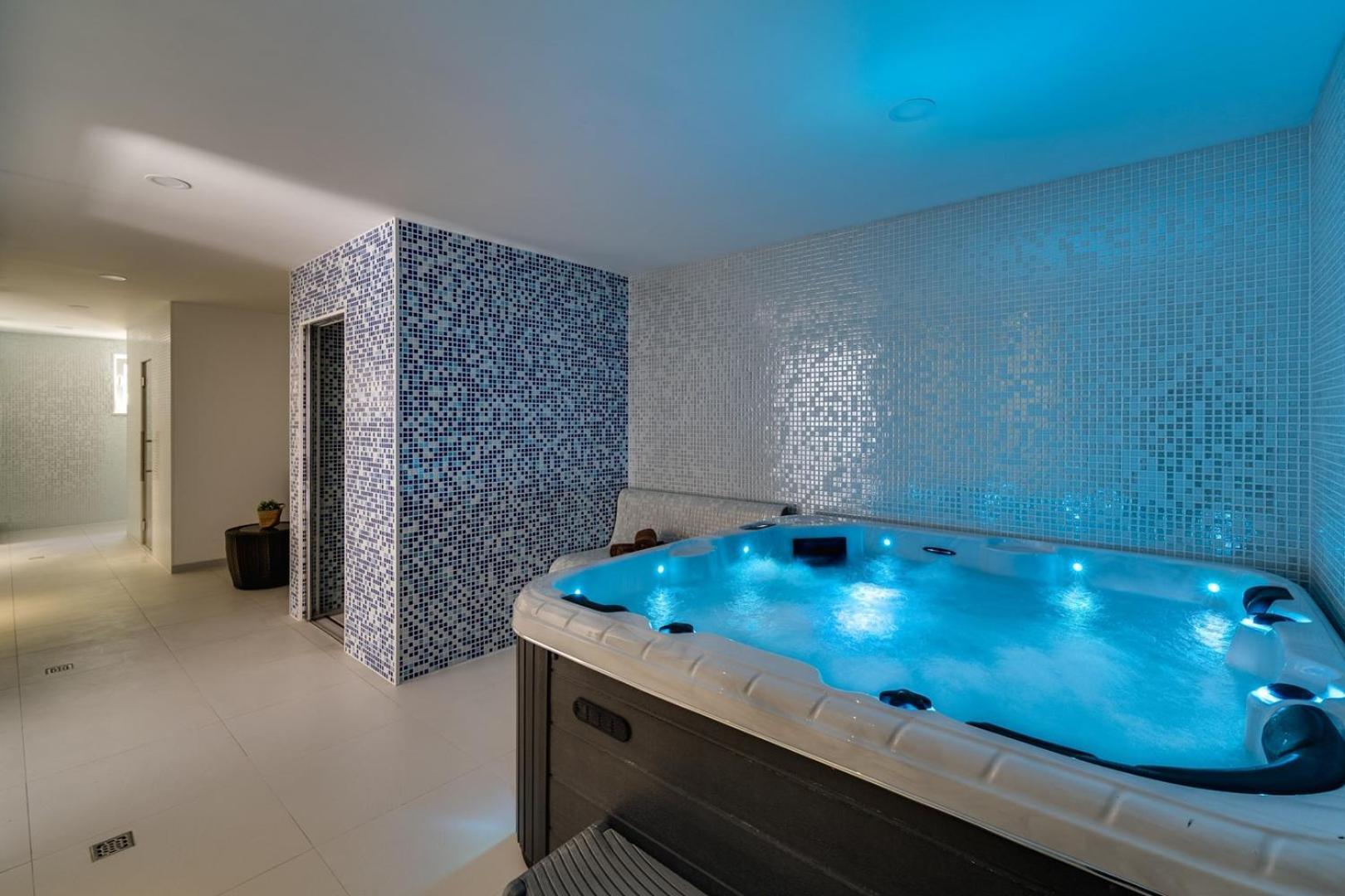 Luxury Villa Lucas With Heated Pool, Whirlpool, Sauna, 14 Pax Podstrana Buitenkant foto
